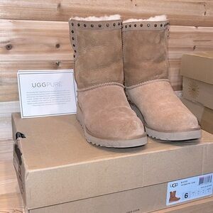 🎃 UGG CYD Sz 6 Short Boots in pristine condition w/box!